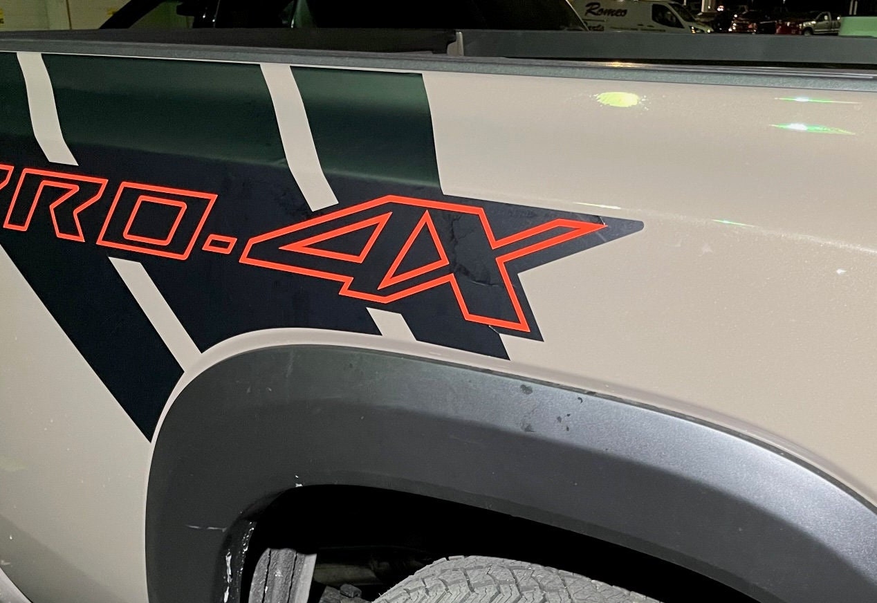 【最終値下げ】papier Apron brown Graphics for 2022-25 Nissan Frontier Pro-4x Rear Quarter