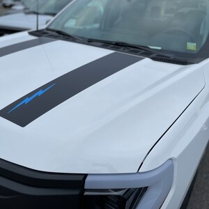 Premium Hood Stripes für die elektrischen Powered Half-Tons Pick-ups 2022-2023.