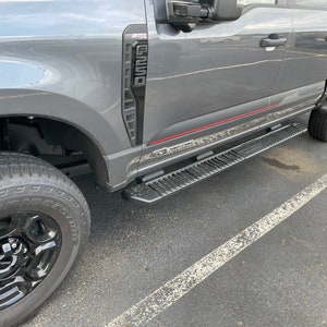 Aufkleber Rocker Stripe von LUDesignsNY für einen 2023, 2024 Ford Super Zoll.  Wird vormontiert geliefert. Montagevideo inklusive!