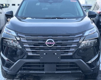 Embleemoverlays voor grille en achterklep van LUDesignsNY, compatibel met een Nissan Rogue uit de periode 2022-2026.  Aanpasbaar!