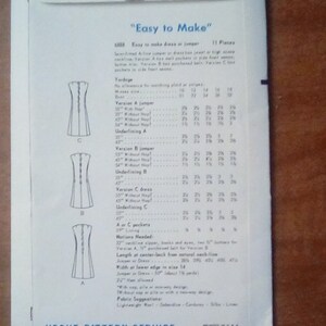 Puede incluir: Un sobre de patr&oacute;n de costura Vogue vintage para un vestido o un jersey. El n&uacute;mero de patr&oacute;n es 8889 y el t&iacute;tulo es "Easy to Make". El sobre muestra un dibujo de l&iacute;nea de la prenda con tres versiones diferentes. El patr&oacute;n es para las tallas 10 a 18.