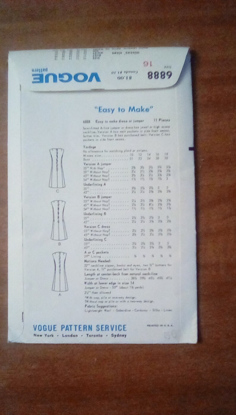 Puede incluir: Un sobre de patr&oacute;n de costura Vogue vintage para un vestido o un jersey. El n&uacute;mero de patr&oacute;n es 8889 y el t&iacute;tulo es "Easy to Make". El sobre muestra un dibujo de l&iacute;nea de la prenda con tres versiones diferentes. El patr&oacute;n es para las tallas 10 a 18.