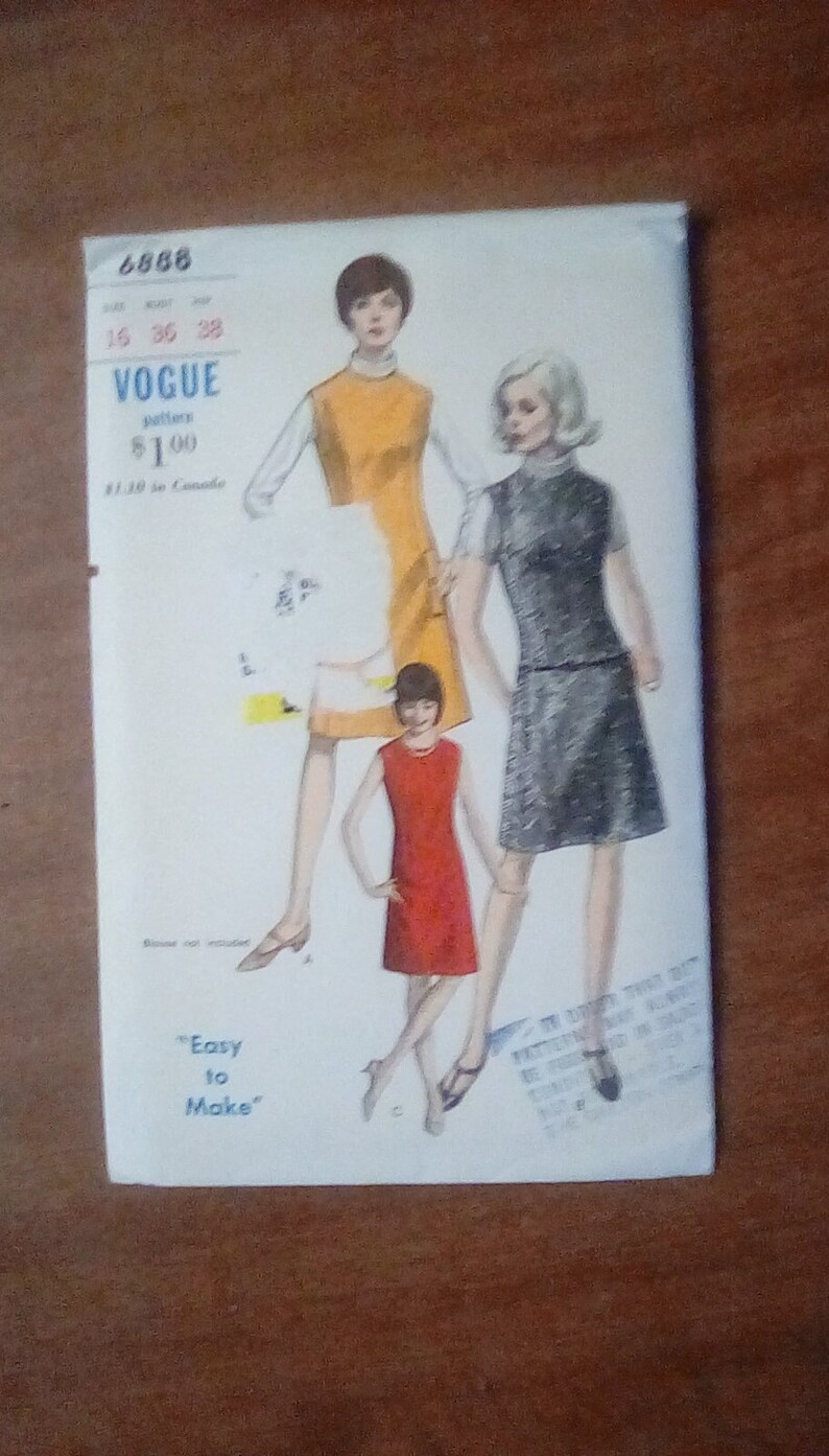 Puede incluir: Un patr&oacute;n de costura vintage de Vogue con tres mujeres que llevan vestidos. El patr&oacute;n es para las tallas 16, 36 y 38. El texto del patr&oacute;n dice "Patr&oacute;n Vogue $ 1,00" y "F&aacute;cil de hacer".