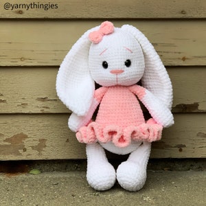PRÊT À L&#39;EXPÉDITION Doudou lapin au crochet « Millie »