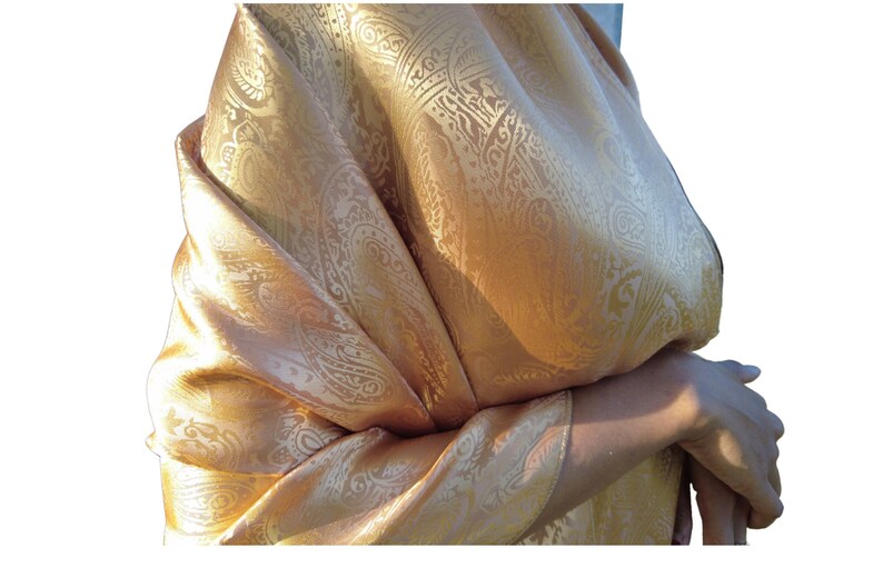 Châle en soie dorée pour femme image 6