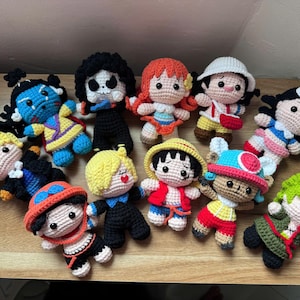 Anime-Piraten-Schlüsselanhänger (gehäkelt), Piratencrew-Amigurumi-Puppe, Strohhut-Junge (Plüschtier), handgefertigtes Fangeschenk, individueller Mini-Manga-Taschenanhänger