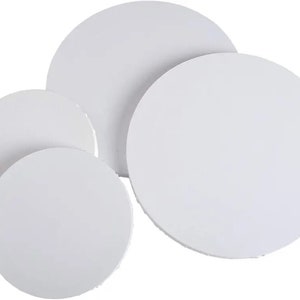 Op de afbeelding: Vier witte ronde canvas panelen in verschillende maten. De panelen zijn blanco en klaar om te schilderen.