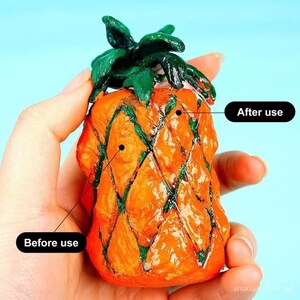 Puede incluir: Un peque&ntilde;o objeto naranja con forma de pi&ntilde;a con hojas verdes en la parte superior. El objeto tiene una superficie texturizada con l&iacute;neas verdes. El texto de la imagen dice "Antes de usar" y "Despu&eacute;s de usar".