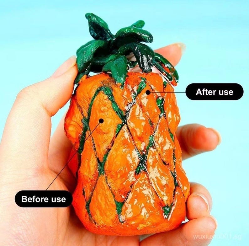 Puede incluir: Un peque&ntilde;o objeto naranja con forma de pi&ntilde;a con hojas verdes en la parte superior. El objeto tiene una superficie texturizada con l&iacute;neas verdes. El texto de la imagen dice "Antes de usar" y "Despu&eacute;s de usar".