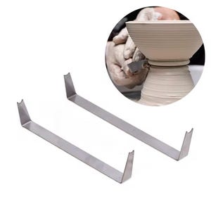 Puede incluir: Dos herramientas de costilla de cerámica de acero inoxidable con extremos angulados, diseñadas para dar forma y alisar la arcilla. Las herramientas se muestran sobre un fondo blanco, con un primer plano de un alfarero usando una herramienta similar en una pieza de cerámica.