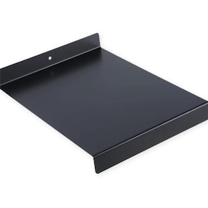 Könnte beinhalten: Ein schwarzes Metallregal mit leicht abgerundeter Kante. Das Regal hat oben ein Loch zum Aufhängen.