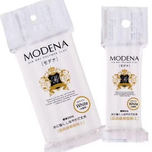 Può includere: Due confezioni bianche di argilla polimerica Modena ad asciugatura all'aria. Le confezioni presentano il logo Modena, un emblema dorato e testo giapponese. Una confezione contiene 250g di argilla, l'altra 60g. L'argilla è descritta come morbida, flessibile e impermeabile.