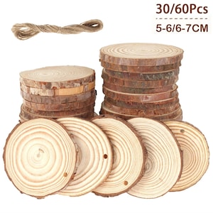 Pode incluir: Um conjunto de 30 ou 60 fatias de madeira natural, com tamanhos que variam de 5 a 7 cm. As fatias são empilhadas em duas pilhas e têm um padrão de grão de madeira natural. Um rolo de barbante está incluído.