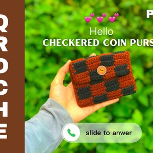 Puede incluir: Un monedero hecho a mano, tejido a ganchillo, con un patrón de cuadros en marrón y negro. El monedero tiene un cierre de botón y el texto "Hello CHECKERED COIN PURSE" es visible. La palabra "PDF" también es visible.