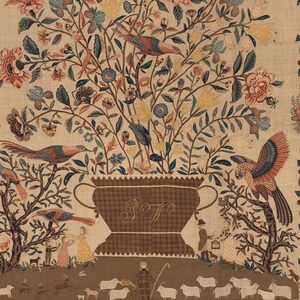 Pode incluir: Um sampler de ponto de agulha vintage que apresenta um arranjo floral em uma urna marrom com as iniciais "P.T." bordadas na frente. A urna &eacute; cercada por p&aacute;ssaros, &aacute;rvores e um rebanho de ovelhas na parte inferior.