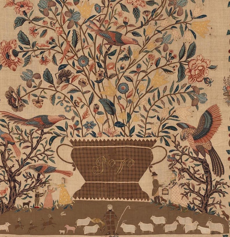 Pode incluir: Um sampler de ponto de agulha vintage que apresenta um arranjo floral em uma urna marrom com as iniciais "P.T." bordadas na frente. A urna &eacute; cercada por p&aacute;ssaros, &aacute;rvores e um rebanho de ovelhas na parte inferior.