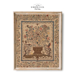 Pode incluir: Uma impress&atilde;o emoldurada de um design de ponto de agulha vintage que apresenta um arranjo floral em um vaso marrom com p&aacute;ssaros e uma ninhada de pintinhos brancos. O design &eacute; cercado por uma borda decorativa de flores e folhas.