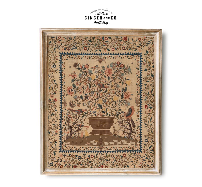 Pode incluir: Uma impress&atilde;o emoldurada de um design de ponto de agulha vintage que apresenta um arranjo floral em um vaso marrom com p&aacute;ssaros e uma ninhada de pintinhos brancos. O design &eacute; cercado por uma borda decorativa de flores e folhas.