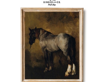 Pode incluir: Uma pintura vintage de um cavalo cinza em pé em um estábulo. O cavalo está de costas para o espectador e tem uma rédea marrom. A pintura é sobre um fundo marrom escuro.