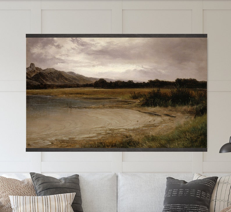 Puede incluir: Una pintura de un paisaje con un lago en primer plano. El lago est&aacute; rodeado de hierba verde y &aacute;rboles. El cielo est&aacute; nublado y gris. Las monta&ntilde;as en el fondo est&aacute;n cubiertas de &aacute;rboles.