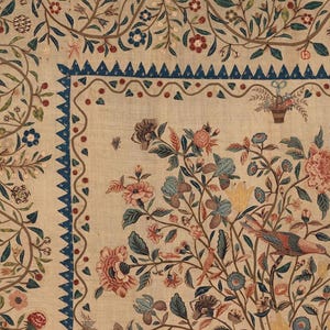 Pode incluir: Um tecido vintage com um padr&atilde;o floral. O tecido apresenta um desenho repetitivo de flores, folhas e p&aacute;ssaros em tons de azul, vermelho, verde e amarelo. O tecido &eacute; rodeado por uma borda azul e branca.