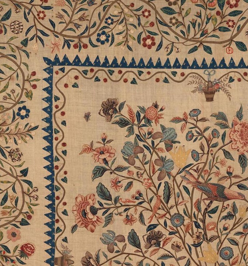 Pode incluir: Um tecido vintage com um padr&atilde;o floral. O tecido apresenta um desenho repetitivo de flores, folhas e p&aacute;ssaros em tons de azul, vermelho, verde e amarelo. O tecido &eacute; rodeado por uma borda azul e branca.