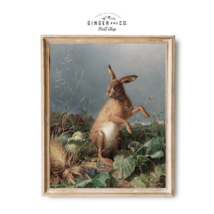 Puede incluir: Una pintura vintage de un conejo marrón con el pecho blanco, de pie sobre sus patas traseras en un campo de plantas verdes. El conejo mira hacia la izquierda, y el fondo es un cielo azul con nubes blancas.