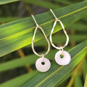 Muschel Ohrringe.  Puka Muschel. Sea Shell Ohrringe. Hawaiianische Muschel Schmuck. Hawaiianisches Geschenk. 14k goldgefüllt