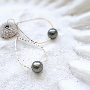Tahitiperle tropfenförmige Creolen.  Tropfen Perlen Ohrringe. Tahiti Perle Creolen. Schwarze Perlenohrringe. 14K Gold Filled Ohrring