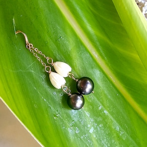 Tahitian Pearl Earrings. 14K Gold Filled Pearl Dangle Earrings. Black Pearl Earrings. Tahitian Pearl. PIKAKE FLOWER Handmade Jewelry