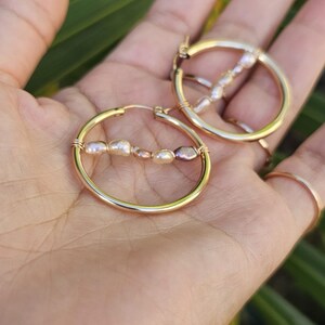 Seaglass Dangle Earrings. Edison Pearl. Pink Seaglass. Dangle Hoop Earrings. 14K Gold Filled Earrings