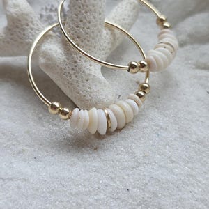 Puka Muschel Creolen: 14K Gold Filled, hawaiianischer Schmuck