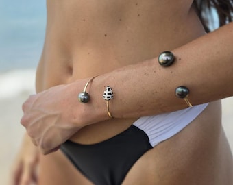 Manschettarmband med tahitipärla och snäckskal. Tahitipärla. Hebreisk konskal. Manschettarmband i 14 karat guldfyllt. Äkta tahitipärla.