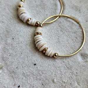 Puka Muschel Creolen: 14K Gold Filled, hawaiianischer Schmuck