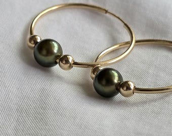 Pendientes de aro con perlas tahitianas y diseño de pavo real – Perlas auténticas de 8 mm, aros chapados en oro de 14 quilates