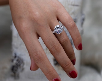 Nina - Rare Round Cut Diamond Ring