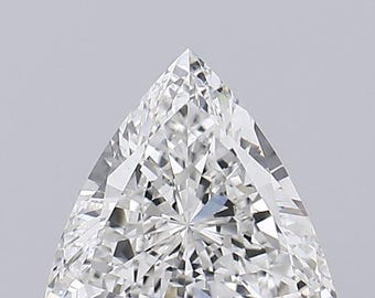 Può includere: Un diamante trasparente a taglio triangolare con numerose sfaccettature, che riflettono la luce. La gemma ha un apice appuntito e una base piatta, che mostra la sua forma geometrica e brillantezza. Il diamante è su sfondo neutro.