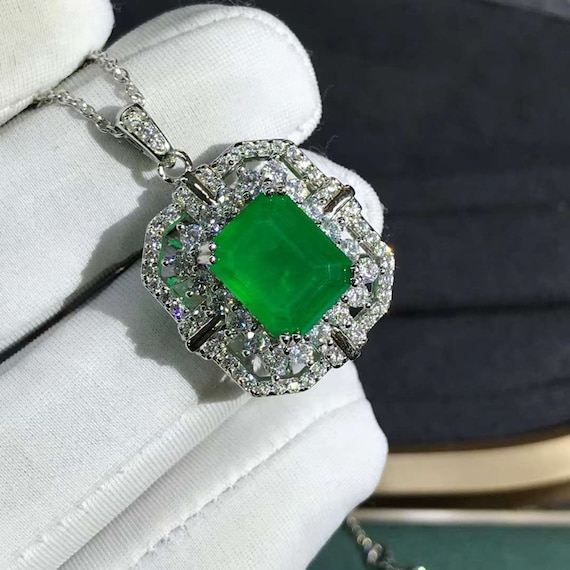 Craquer Pour Ce Collier Ajustable Or Platine, émeraude Et Diamant Simulés - Gold Coast