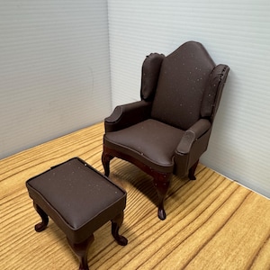 Sillón Otomano Marrón escala 1/12, Silla de Abogado Elegante acabado tipo letra.