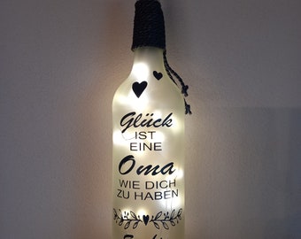 Dekoflasche/ Leuchtflasche mit LED- Beleuchtung, Spruch und Personalisierung. Geschenk für Uroma, Uropa, Oma, Opa, Patentante usw.