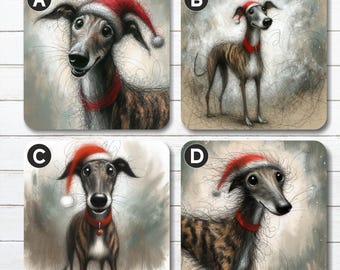 Op de afbeelding: Vier vierkante onderzetters met artistieke illustraties van windhonden met kerstmutsen en rode kragen. Elke onderzetter heeft een andere pose en achtergrond, in een grillige, geschetste stijl. Perfect voor de feestdagen.