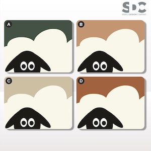 Può includere: Quattro design rettangolari con una grafica di pecora. Ogni design ha un colore di sfondo diverso: verde scuro, beige, marrone chiaro e marrone scuro. La pecora ha una faccia nera e lana bianca e soffice.