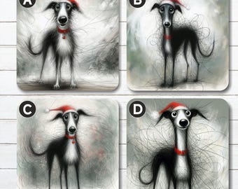 Op de afbeelding: Set van vier vierkante onderzetters met illustraties van een windhond met een kerstmuts en een rode halsband. Elke onderzetter heeft een andere pose en achtergrond. Op een witte houten achtergrond.