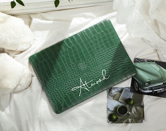 Elegant Emerald Crocodile Print MacBook Case for New MacBook Air 13 A2681 Pro 13 A2338 Pro 14 Pro A2442 Pro 16 inch 2022 Unique Laptop Case