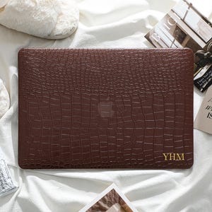 Étui MacBook à imprimé crocodile marron chocolat pour MacBook Air 13 pouces A2681, Pro 13 pouces A2338, Pro 14 pouces A2442, Pro 16 pouces 2024. Étui unique pour ordinateur portable.