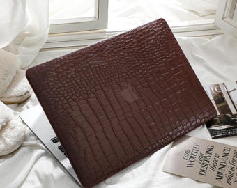Chocolate Brown Crocodile Print MacBook Case for New MacBook Air 13 A2681 Pro 13 A2338 Pro 14 Pro A2442 Pro 16 inch 2024 Unique LaptopCase