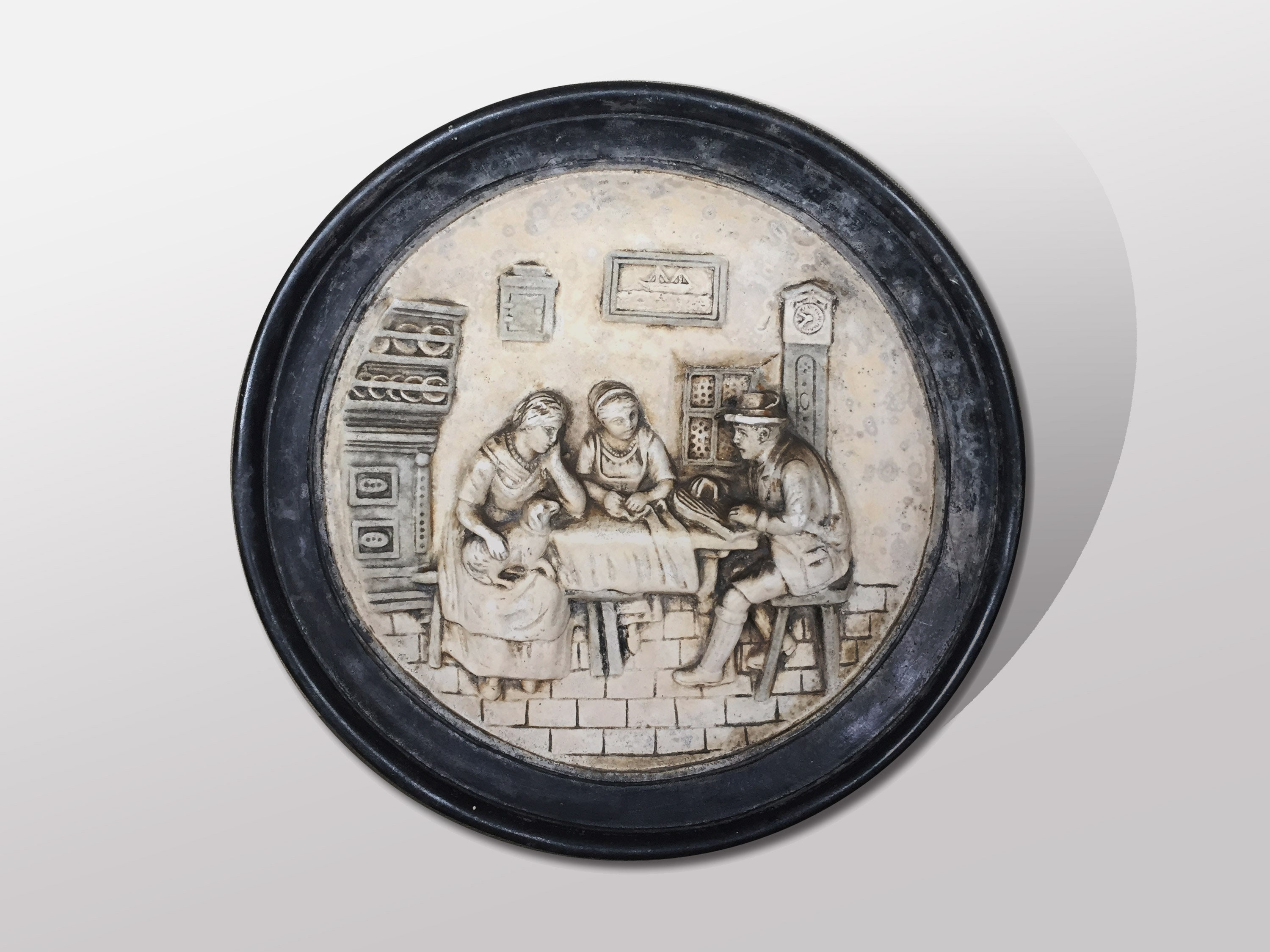 Vintage Stucco Dish Medieval Assiette en Stuc Scene Mediaeval Cene Taverne Old Tavern