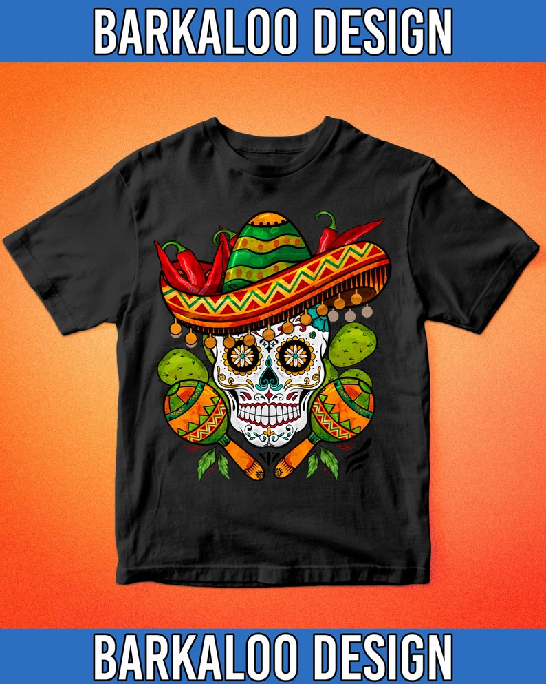 Op de afbeelding: Zwart T-shirt met een kleurrijke D&iacute;a de Muertos suiker schedel die een sombrero draagt en maracas vasthoudt. De schedel is versierd met bloemen en andere decoratieve elementen. De tekst "BARKALO DESIGN" staat bovenaan en onderaan de afbeelding.