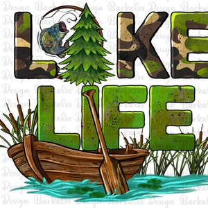 K&ouml;nnte beinhalten: Ein gr&uuml;nes und braunes Tarnmuster mit den Worten "LAKE LIFE" in einer gr&uuml;n-braunen, moosigen Schrift. Das Bild zeigt au&szlig;erdem eine gr&uuml;ne Kiefer, eine Angelrute mit einem Fisch, ein Holzboot mit Rudern und gr&uuml;ne Schilfpflanzen.
