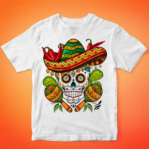 Op de afbeelding: Wit T-shirt met een kleurrijke D&iacute;a de Muertos suiker schedel die een sombrero draagt en maracas vasthoudt. De schedel heeft groene, gele en rode details. De sombrero heeft groene, gele en rode strepen. De maracas zijn geel, rood en groen.